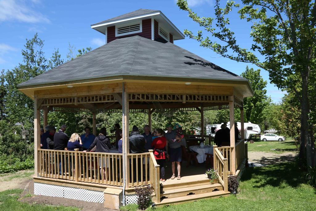 Complexe D'Hebergement La Maison Touristique Dugas Caraquet Exterior foto