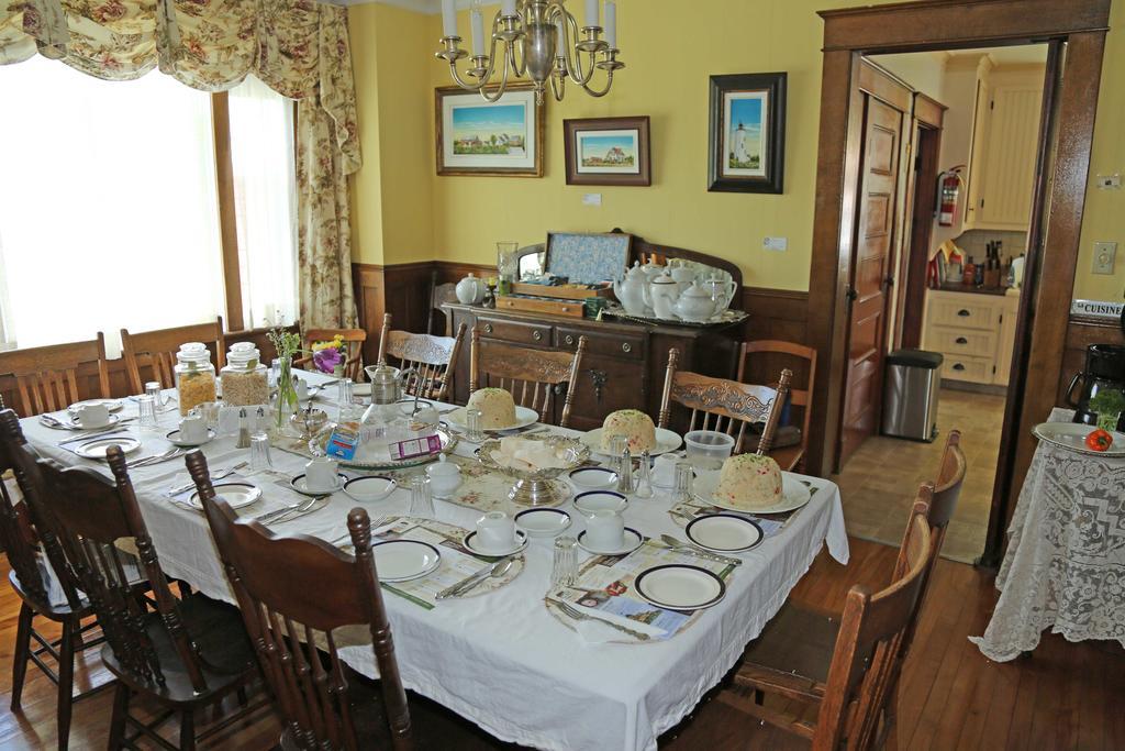 Complexe D'Hebergement La Maison Touristique Dugas Caraquet Exterior foto