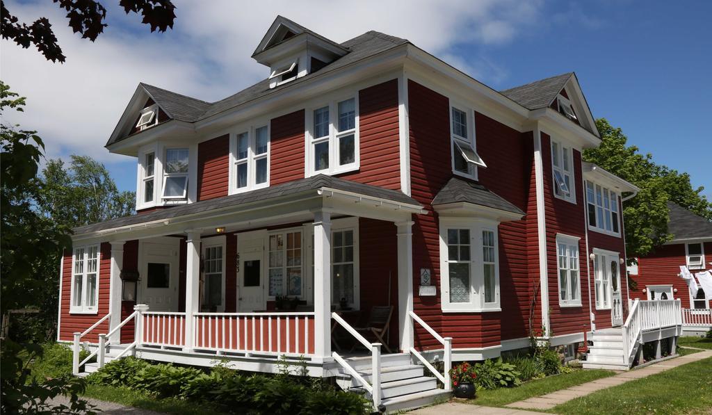 Complexe D'Hebergement La Maison Touristique Dugas Caraquet Exterior foto